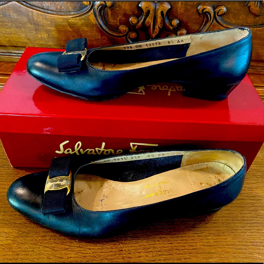Salvatore Ferragamo Vara Bow Pump Shoe Navy with Gold AA 8.5